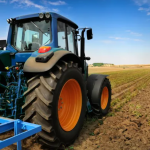 Moarte cumplită! Un tânăr a decedat, după ce a căzut peste fereastra tractorului și a ajuns sub boroană
