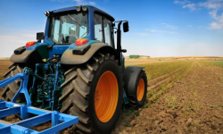 Moarte cumplită! Un tânăr a decedat, după ce a căzut peste fereastra tractorului și a ajuns sub boroană