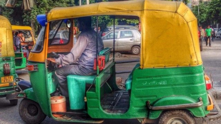 VIDEO surprinzător din India. Un echipaj de poliție a rămas uimit când a văzut câți oameni au încăput într-un tuk tuk