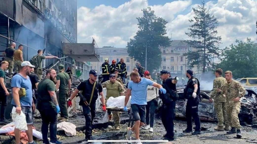 FOTO, VIDEO Rușii au lansat noi bombardamente în Ucraina. La Vinița au murit 20 oameni, printre care și 2 copii