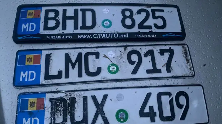 FOTO ATENȚIE ȘOFERI! Mai multe numere de înmatriculare, găsite după ploaie!