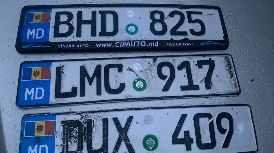FOTO ATENȚIE ȘOFERI! Mai multe numere de înmatriculare, găsite după ploaie!