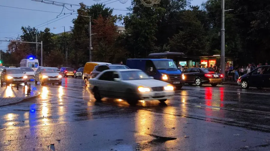FOTO Haos pe străzile din Capitală. Mai multe rute de troleibuz, BLOCATE din cauza ploii