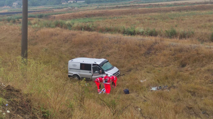 FOTO  O adolescentă a avut nevoie de ajutor medical după ce un Ford a „zburat” de pe traseu
