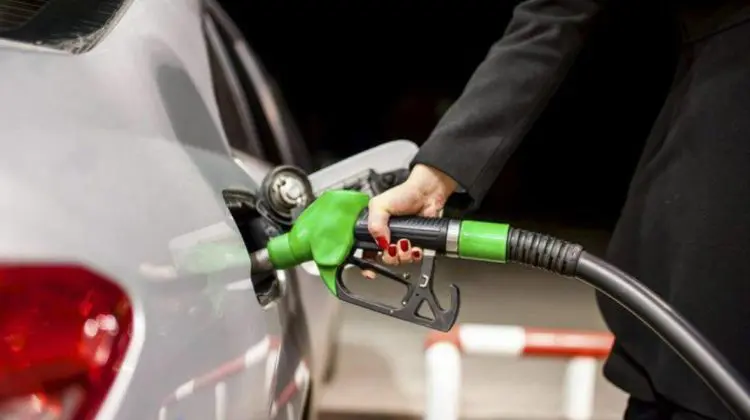 S-a zis cu ieftinirile! Cât vor costa carburanții în acest weekend