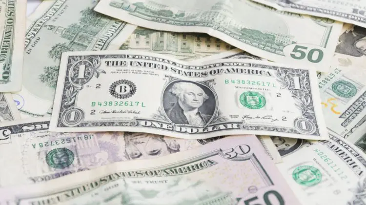 CURS VALUTAR 25 august: Dolarul se apreciază față de euro