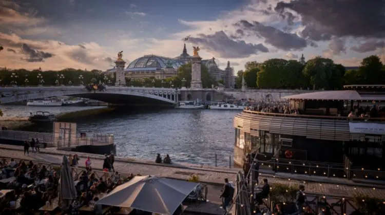 O turistă a fost violată într-o toaletă publică din inima Parisului, la doar câțiva metri de iubitul său