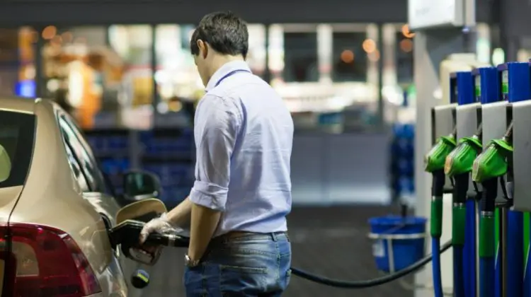 Șoferii fac plinul în weekend! Cât vor costa carburanții