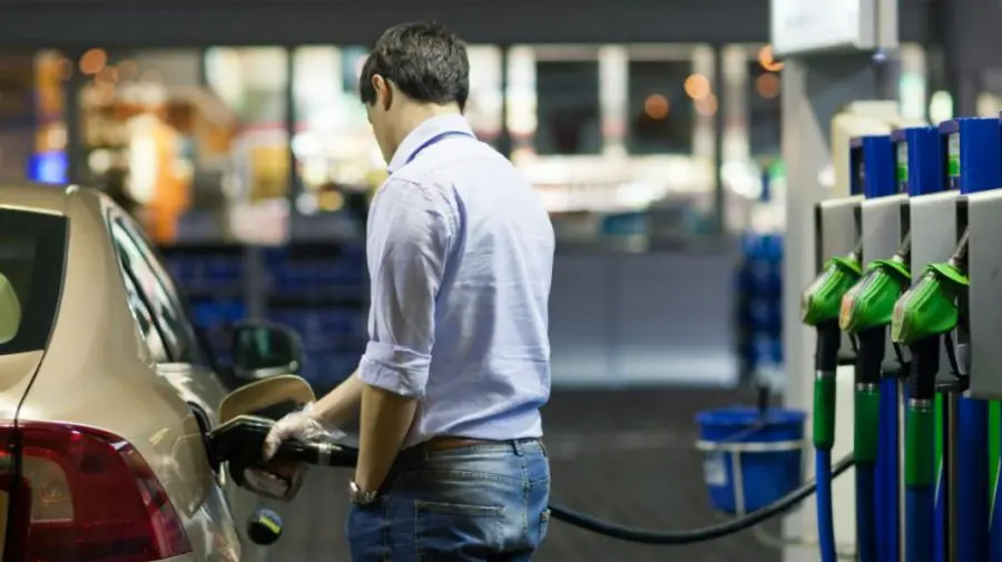 Șoferii fac plinul în weekend! Cât vor costa carburanții