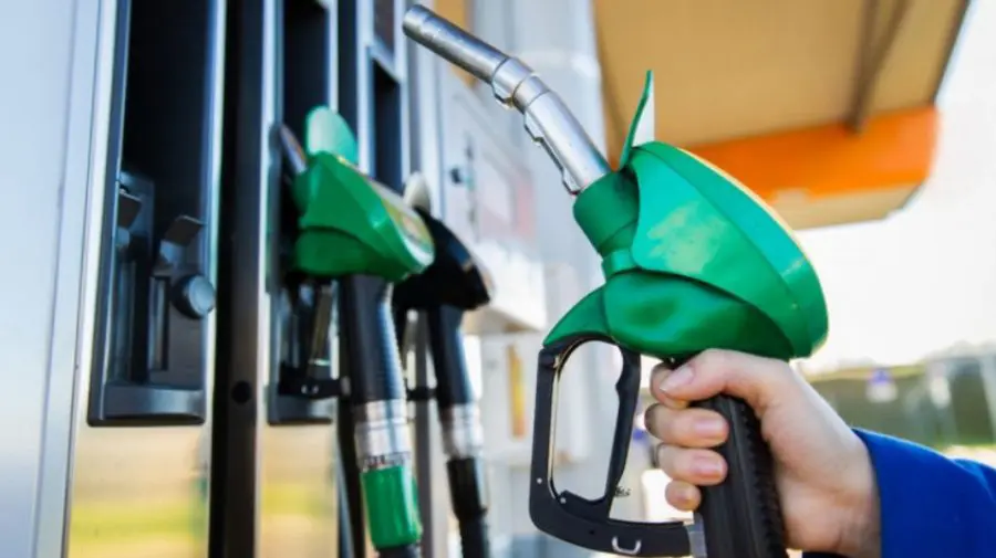 Prețul benzinei scade sub 26 de lei! Cât va costa motorina marți
