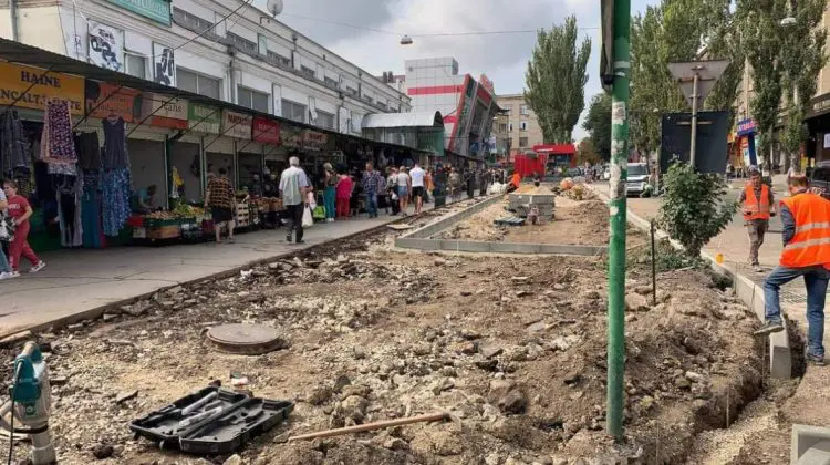 FOTO Zis și făcut! S-a dat startul amenajării primelor locuri de parcare, în adiacentul Pieței Centrale