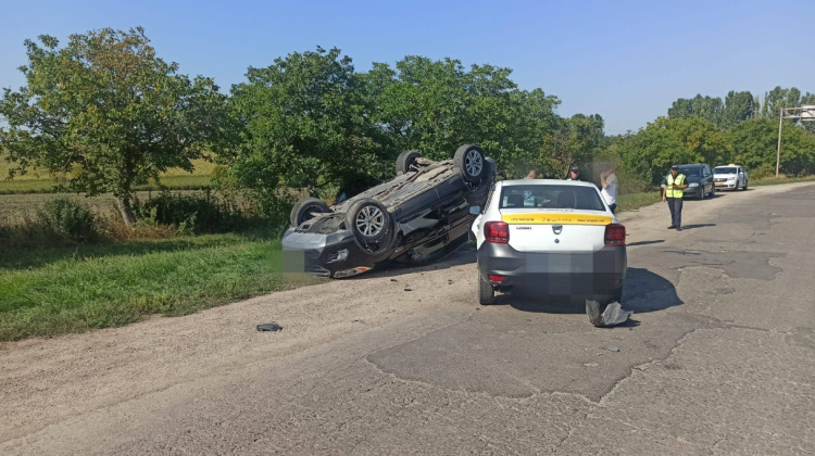 FOTO Mașină din nordul țării – răsturnată pe traseu! Poliția spune cum s-a întâmplat totul