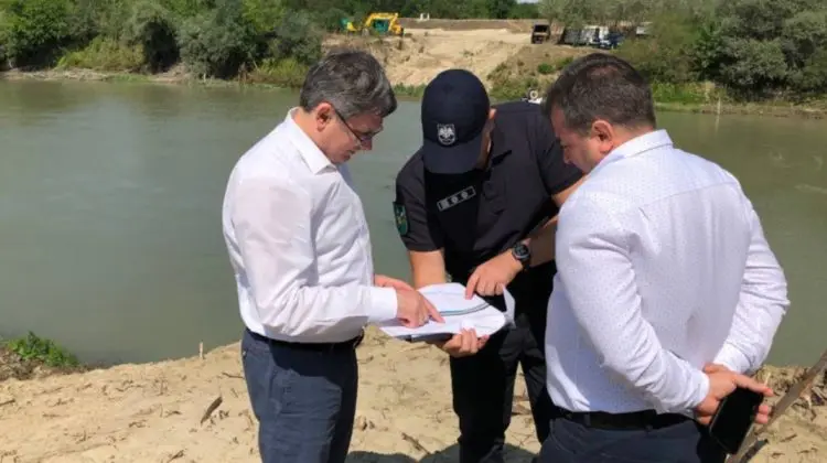FOTO Inspecția lui Grosu la Leova se lasă cu promisiuni. Dă asigurări că podul din pontoane va ajunge să fie din piatră