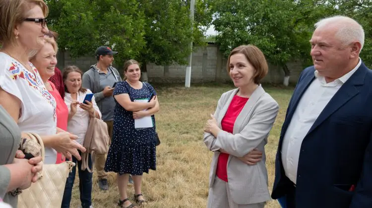 FOTO A luat țara „la pas”. Sandu a vizitat 2 sate din raionul Șoldănești. A trecut și pe la Casa-muzeu a lui Matcovschi
