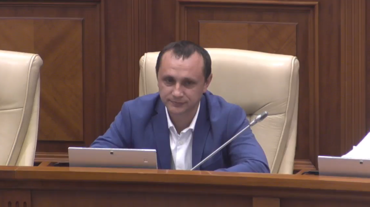 Și-a ocupat locul în sala plenului. Noul deputat al PAS participă la prima ședință a Parlamentului