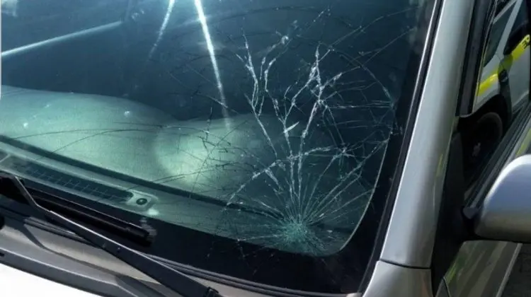 FOTO O fetiță de 13 ani a ajuns la spital, după ce a fost lovită de mașină, pe o stradă din Soroca