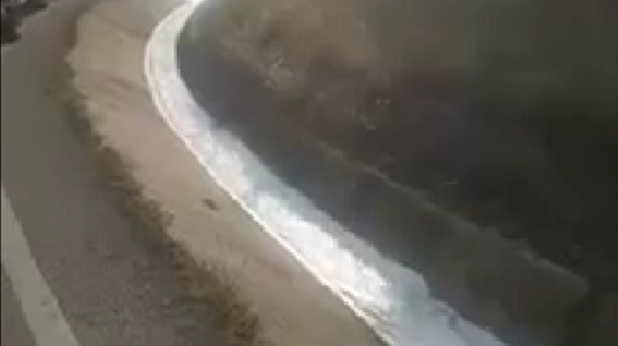 VIDEO Nu e glumă! Râu de bere pe o șosea din România