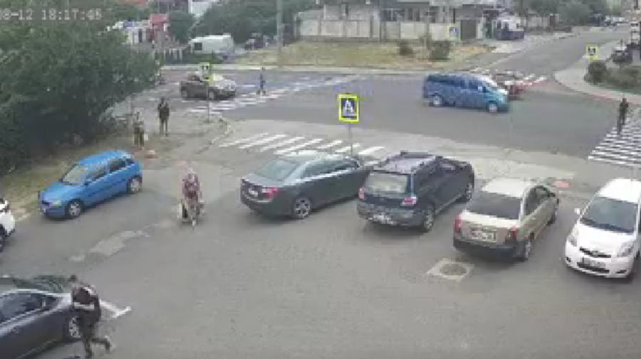 VIDEO Momentul în care un biciclist este lovit de un microbuz chiar pe trecere de pietoni