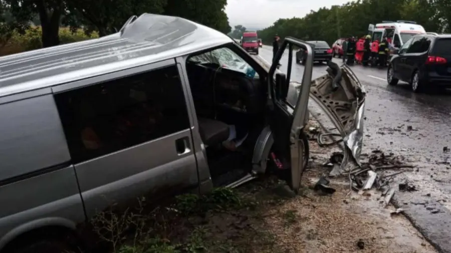 VIDEO A ieșit pe contrasens. Un tânăr de 20 de ani ar fi vinovat de accidentul produs la Fălești