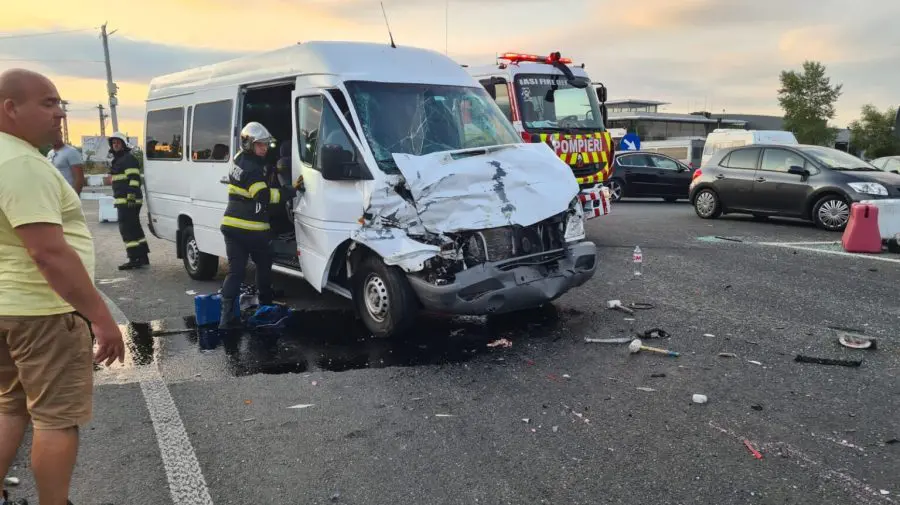 VIDEO Sunt 13 răniți! Un microbuz cu moldoveni, implicat în accident în România