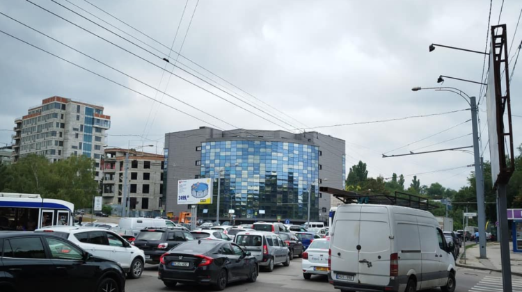 FOTO Ambuteiaje pe mai multe străzi din Capitală! Troleibuzele circulă cu abateri de la orarul stabilit