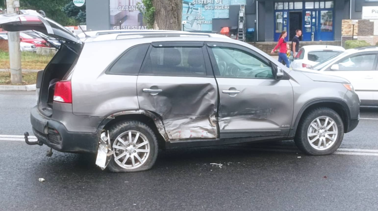 FOTO Două mașini s-au „pupat” la Bălți. Cine se face vinovat de producerea accidentului