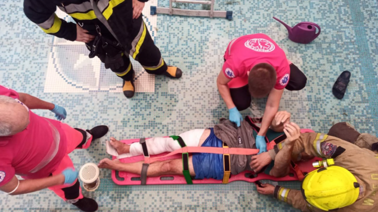 FOTO A scăpat ca prin minune! Un bărbat – salvat după ce a căzut într-un bazin din Chișinău