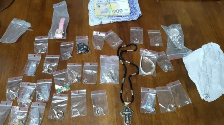FOTO Inele, cercei Cartier și o brățară – transportate ilegal prin Palanca! Cui aparțineau bijuteriile