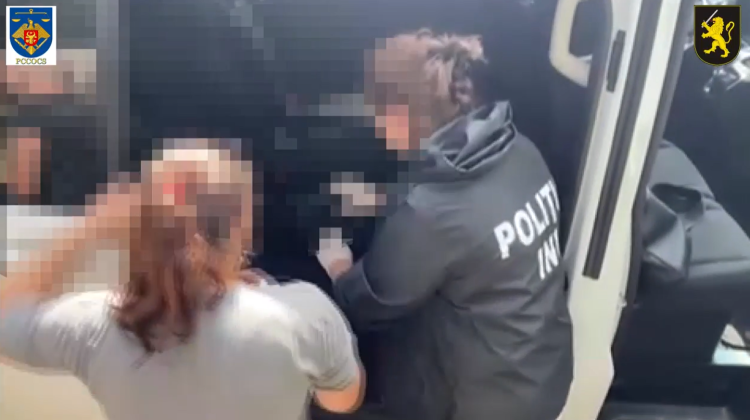 VIDEO „Afacere” de familie! Polițiștii au ridicat droguri de la doi concubini din Sîngerei. Ce s-a întâmplat cu ei