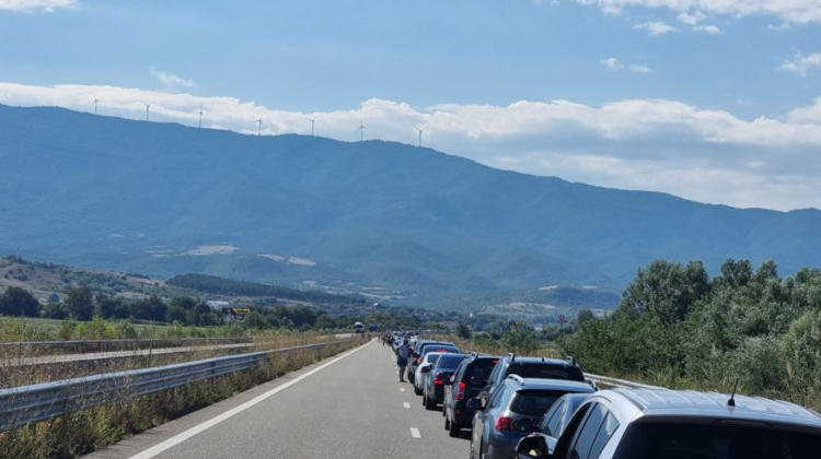 FOTO Vor să ajungă cu orice preț în Grecia! Turiștii așteaptă ore întregi în vamă