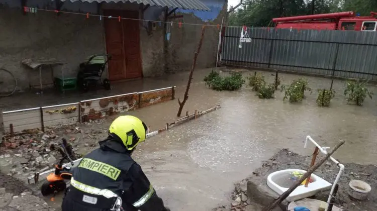FOTO Nu doar în Chișinău a fost potop! Regiunile în care au intervenit salvatorii pentru a acorda ajutor