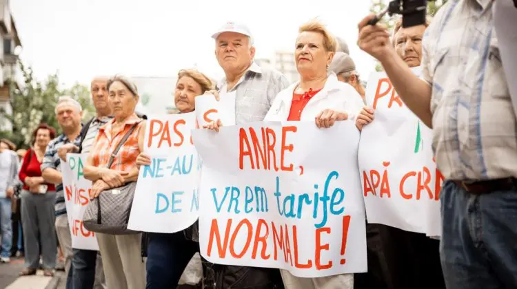 VIDEO Ne-au secat răbdările! PCRM și Șor au protestat la ANRE față de scumpirea apei
