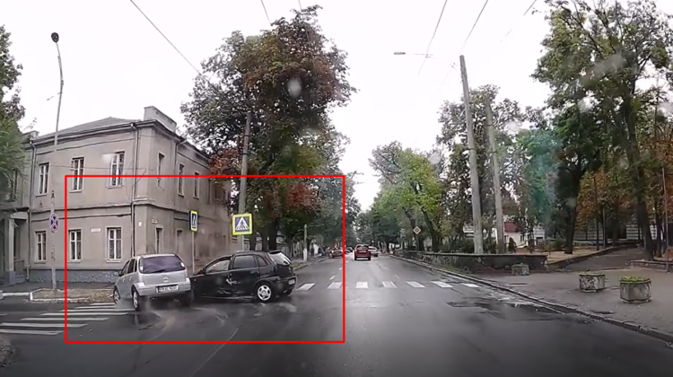 VIDEO S-au „pupat” în inima Capitalei! Momentul în care două automobile se tamponează
