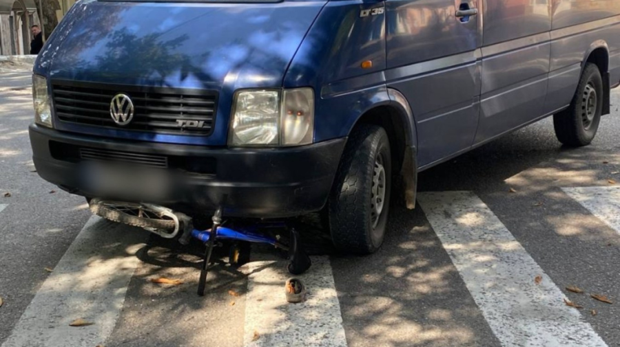 FOTO O copilă a ajuns cu bicicleta sub roțile unui microbuz. Cum s-a produs impactul