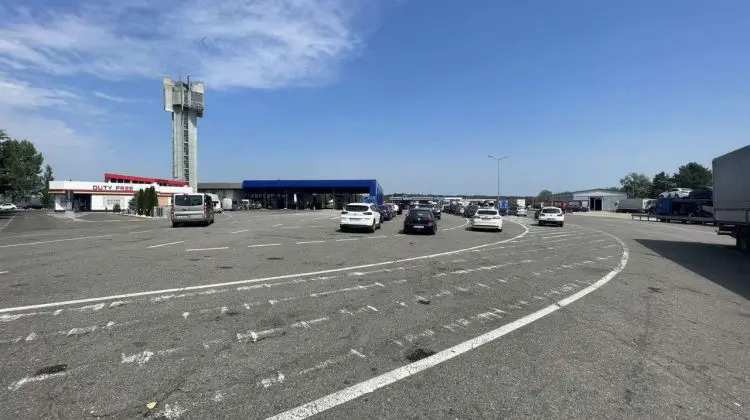 Moldovenii vin acasă! Trafic intensiv la frontierele Leușeni și Sculeni