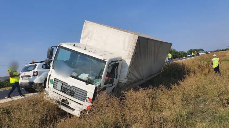 FOTO, VIDEO Un bărbat, lucrător al unei companii de reabilitare a drumurilor, strivit de un camion! A decedat