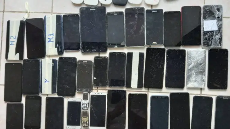 FOTO Trebuie să-ți dea prin cap așa ceva! Unde au fost „căptușite” zeci de telefoane pentru a ajunge în penitenciar