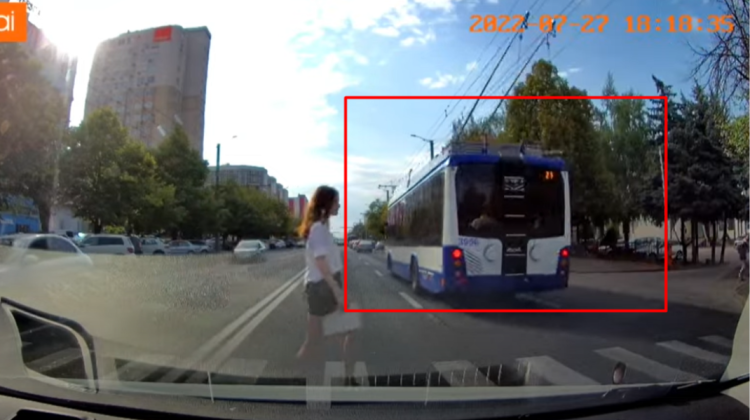 VIDEO Ți-l amintești pe șoferul de troleibuz care nu a cedat trecerea unui pieton!? Poliția l-a identificat