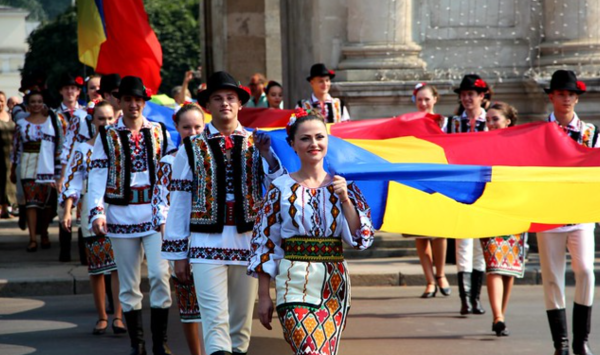 Dimineața – depuneri de flori, după amiază – parada. Programul evenimentelor dedicate Zilei Independenței