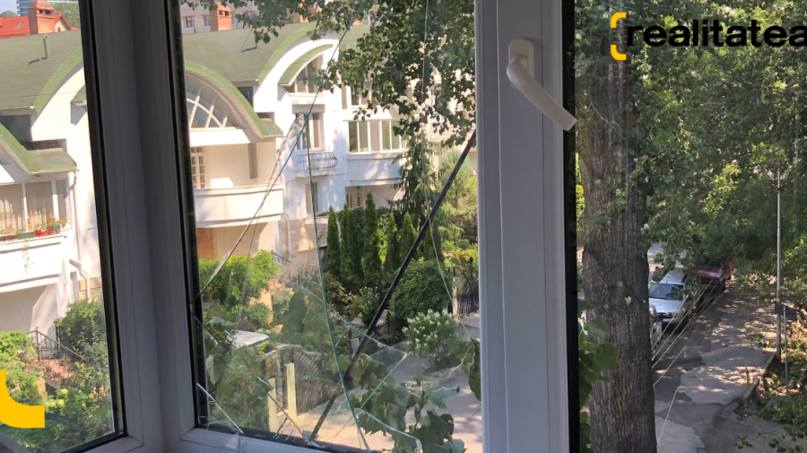 FOTO, VIDEO Urmările furtunii se observă și după 2 zile. Geamurile unui apartament, făcute zob după căderea unui arbore
