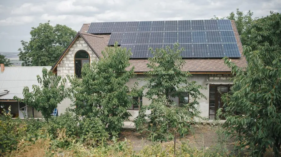 VIDEO Tot mai mulți cetățeni au început să-și instaleze sisteme de energie regenerabilă. Ce economii fac
