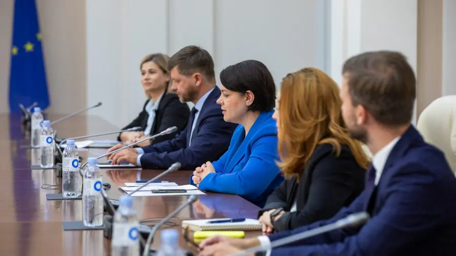 S-a lăudat cu salariile mai mari și susținerea mediului de afaceri. Gavrilița, la sfat cu reprezentanții ILO