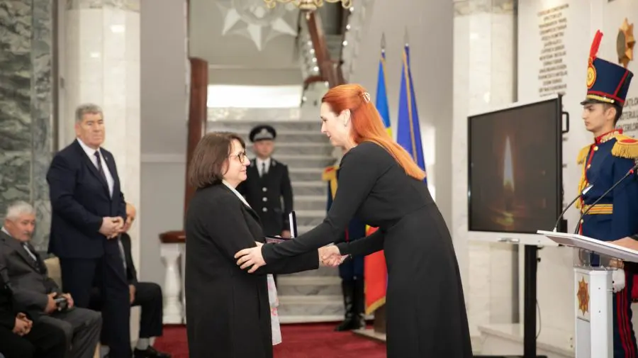 VIDEO Eroii căzuți la datorie, comemorați de Ziua Internațională a Păcii. Fiica și soția unui erou, răvășite de amintiri
