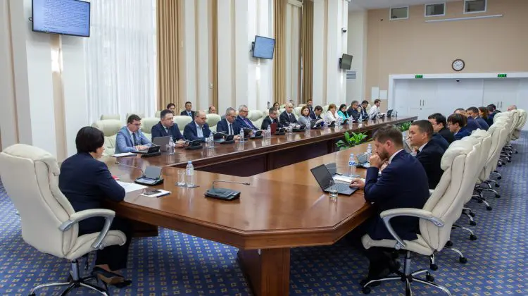 Membrii CSE scot bani din fondul de intervenție a Guvernului! Vor merge pentru gestionarea crizei refugiaților