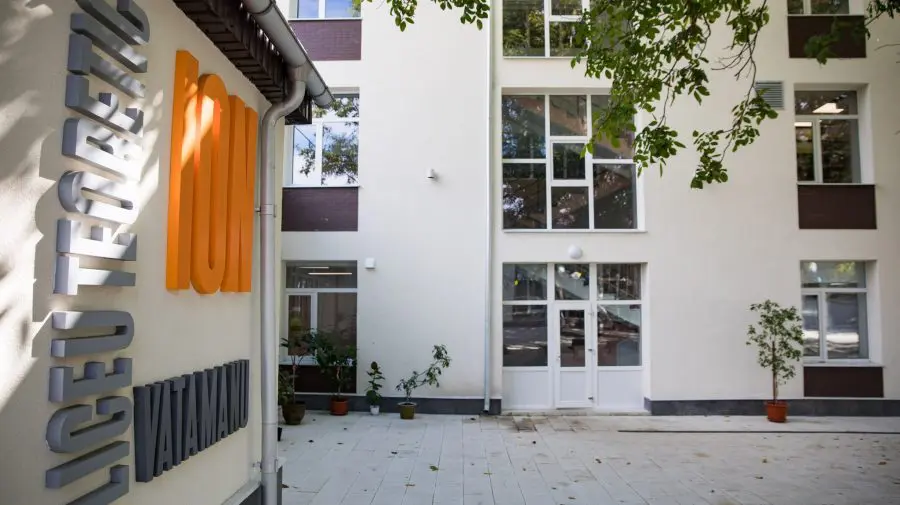 FOTO Liceul „Ion Vatamanu” din Strășeni, renovat cu suportul Uniunii Europene. Natalia Gavrilița a mers la inaugurare
