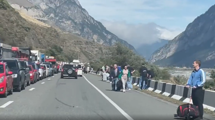 O nouă zi în care rușii au făcut coloane de mașini de 16 kilometri la granița cu Georgia