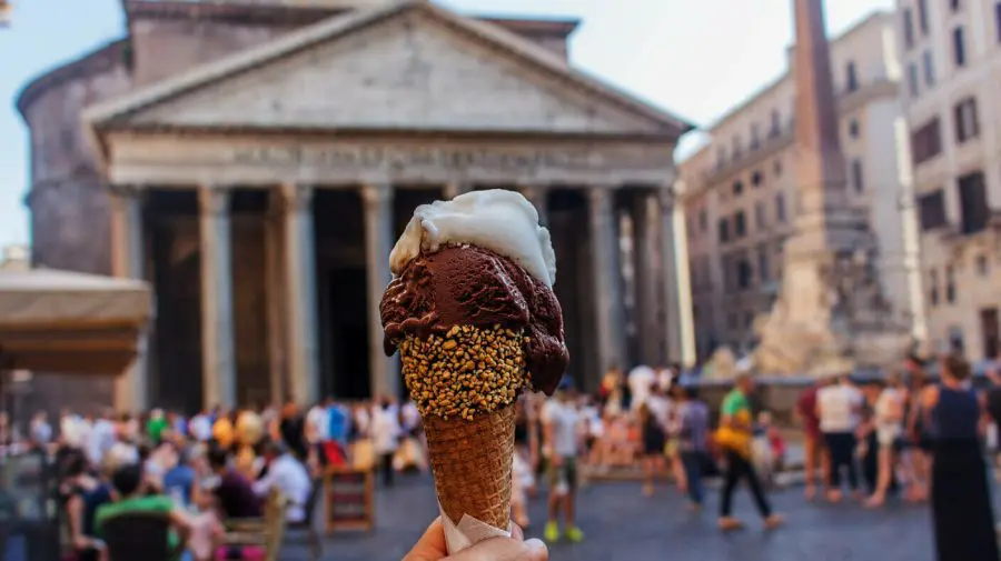 Un turist american a fost amendat cu 450 de euro pentru că a mâncat înghețată pe treptele unei fântâni din Roma