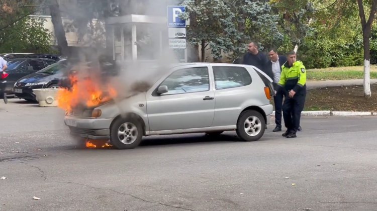 VIDEO Flăcări în apropierea Parlamentului! Un automobil a luat foc. Un deputat, implicat în stingerea incendiului