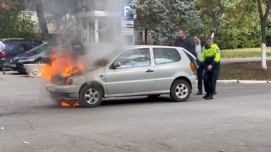 VIDEO Flăcări în apropierea Parlamentului! Un automobil a luat foc. Un deputat, implicat în stingerea incendiului