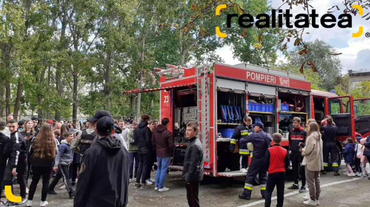 FOTO, VIDEO Alertă cu bombă la liceul „Mihai Eminescu” din orașul Edineț? Elevii și profesorii, evacuați de urgență